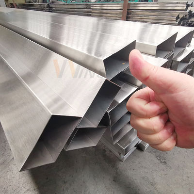 Το Decorativo TUBO ΟΡΘΟΓΏΝΙΟ BRILLANTE ΓΥΆΛΙΣΕ 600 επίπεδο σωλήνα Inox ανοξείδωτου γ-304 X 6 ΜΕΤΡΌ